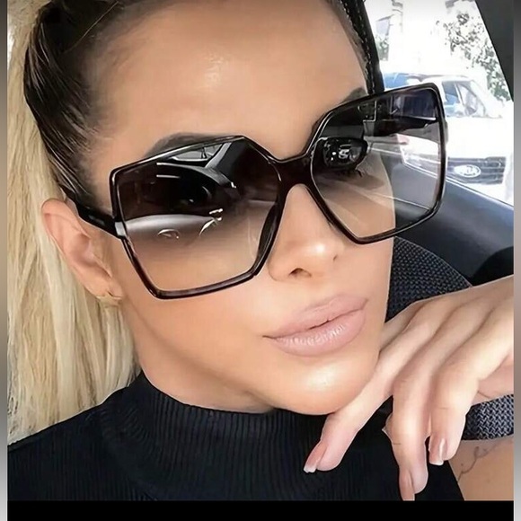 Accessories - Chic Oversized Black Sunglasses
